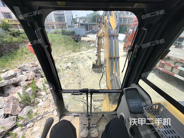 駕駛室頂部(整機(jī)外觀) 駕駛室頂部(整機(jī)外觀)
