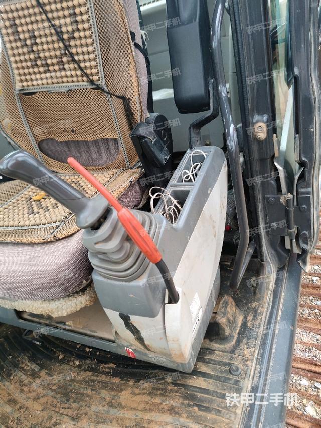 座椅左侧控制台/音响/含左手柄（驾驶室部分）