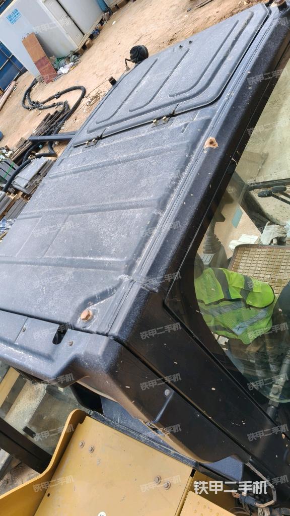 驾驶室顶部(整机外观) 驾驶室顶部(整机外观)