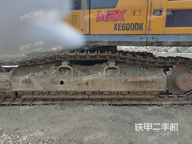 单侧履带整体(整机外观) 单侧履带整体(整机外观)