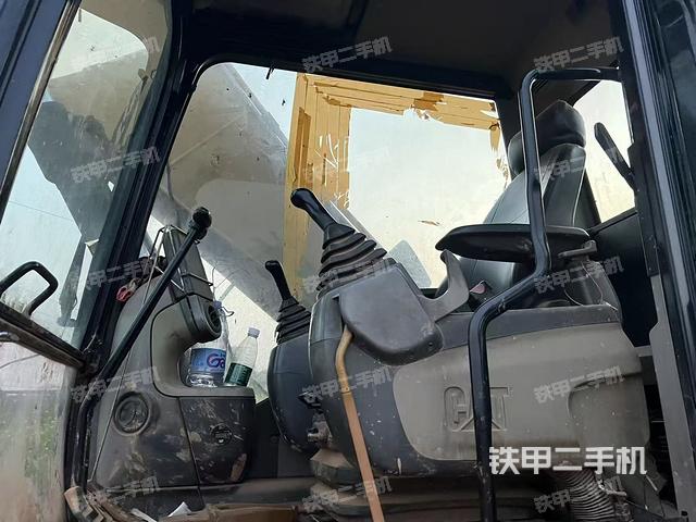 驾驶室整体(整机外观) 驾驶室整体(整机外观)