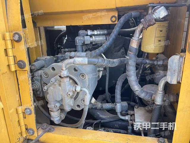 液压泵舱室正面整体(整机外观) 液压泵舱室正面整体(整机外观)