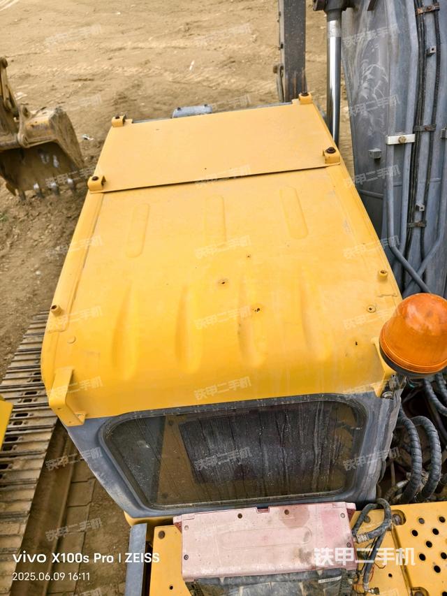 驾驶室顶部(整机外观) 驾驶室顶部(整机外观)