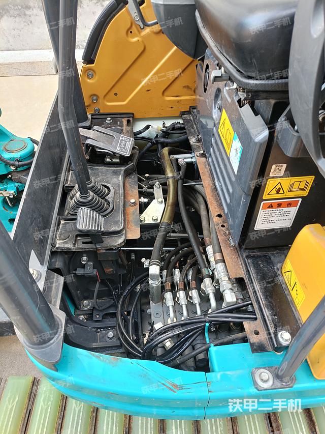 回转马达和主控阀（整机外观）