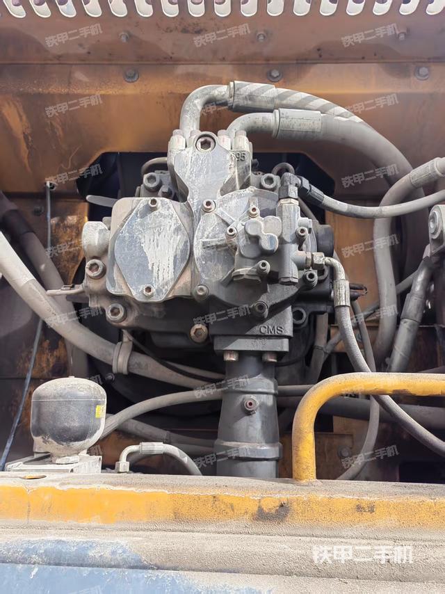 液压泵舱室正面整体(整机外观) 液压泵舱室正面整体(整机外观)