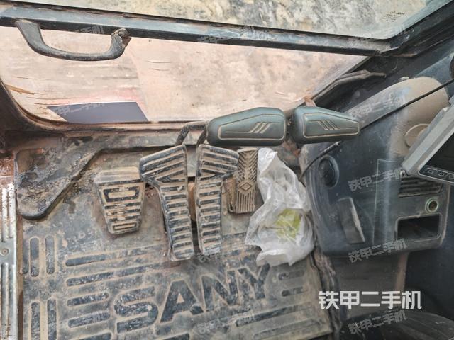 行走控制手柄和踏板?俯拍(駕駛室部分) 行走控制手柄和踏板?俯拍(駕駛室部分)