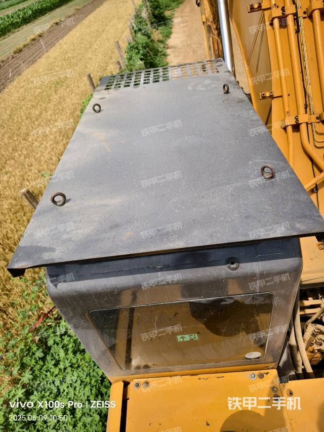 駕駛室頂部(整機(jī)外觀) 駕駛室頂部(整機(jī)外觀)