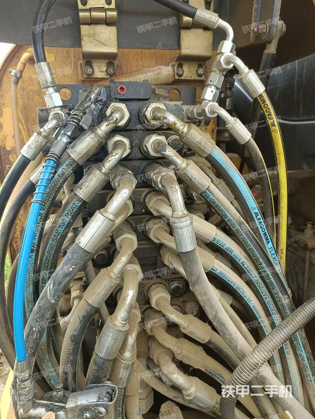 回轉(zhuǎn)馬達(dá)和主控閥（整機(jī)外觀）