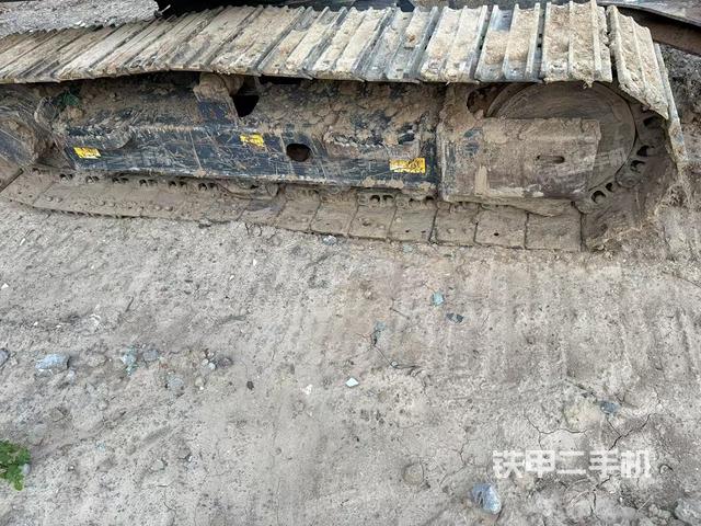 單側(cè)履帶整體(整機(jī)外觀) 單側(cè)履帶整體(整機(jī)外觀)