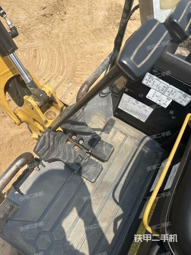 液壓泵艙室正面整體(整機(jī)外觀) 液壓泵艙室正面整體(整機(jī)外觀)