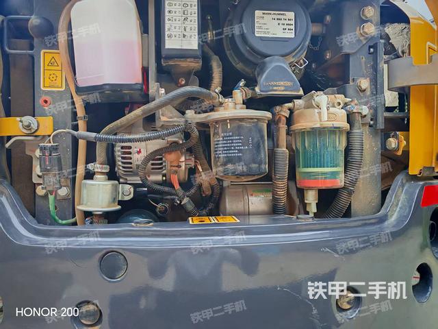 液压泵舱室正面整体（整机外观）