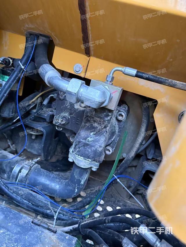 液壓泵艙室正面整體(整機(jī)外觀) 液壓泵艙室正面整體(整機(jī)外觀)