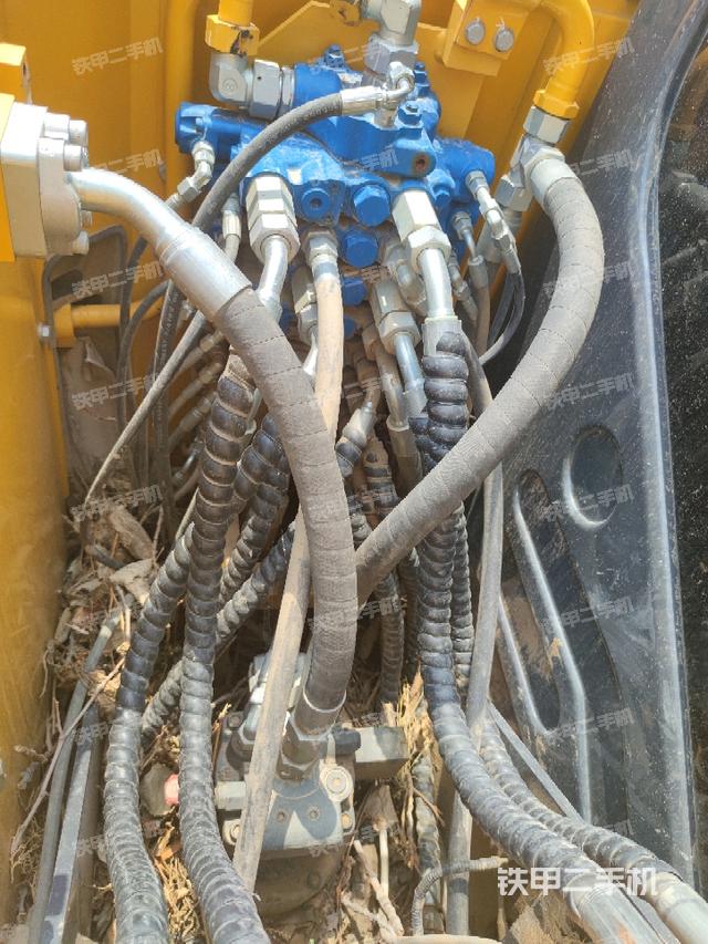 回轉(zhuǎn)馬達(dá)和主控閥(整機(jī)外觀) 回轉(zhuǎn)馬達(dá)和主控閥(整機(jī)外觀)