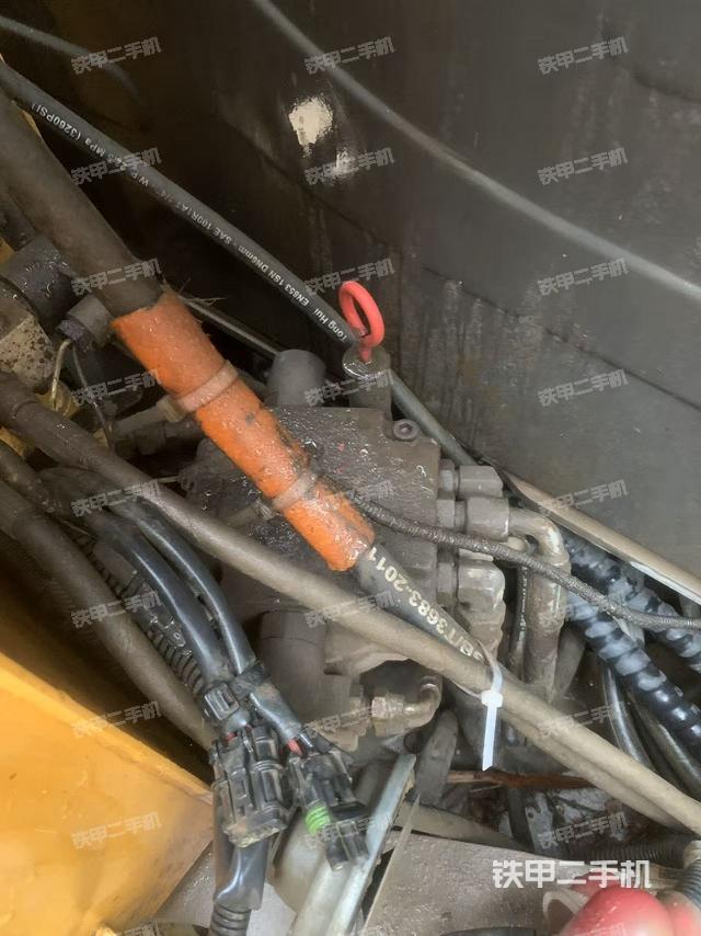 回转马达和主控阀(整机外观) 回转马达和主控阀(整机外观)