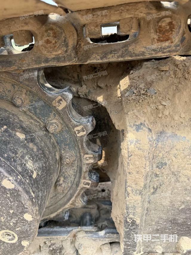 單側(cè)履帶整體(整機(jī)外觀) 單側(cè)履帶整體(整機(jī)外觀)