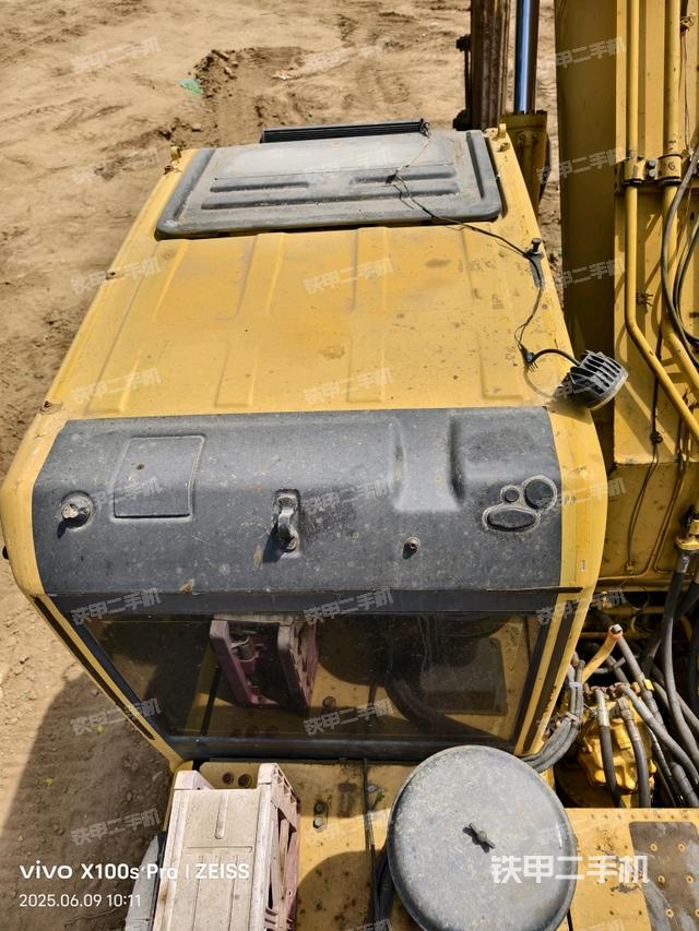 駕駛室頂部(整機(jī)外觀) 駕駛室頂部(整機(jī)外觀)