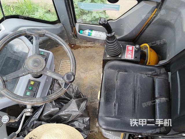 駕駛室工作臺(整機(jī)外觀及大件) 駕駛室工作臺(整機(jī)外觀及大件)