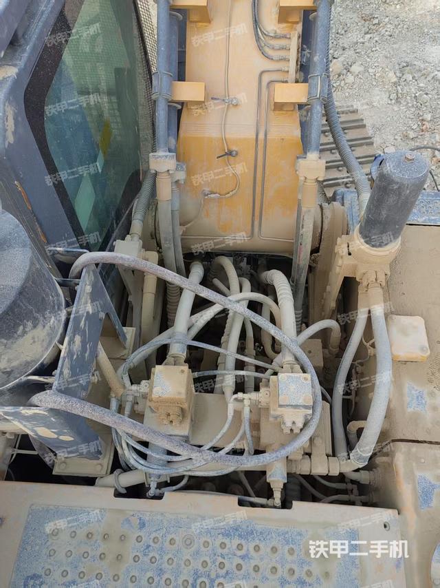 回转马达和主控阀(整机外观) 回转马达和主控阀(整机外观)