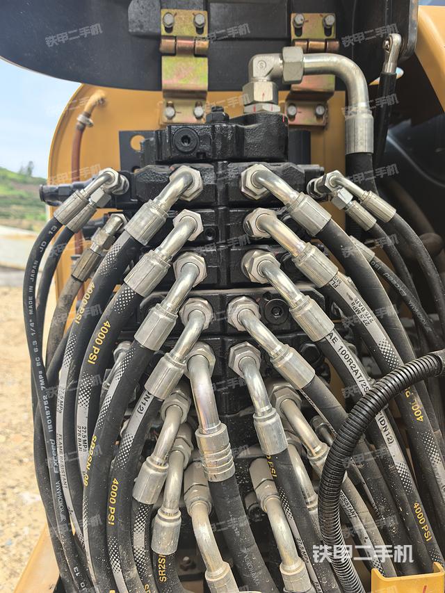 液壓泵艙室正面整體(整機(jī)外觀) 液壓泵艙室正面整體(整機(jī)外觀)