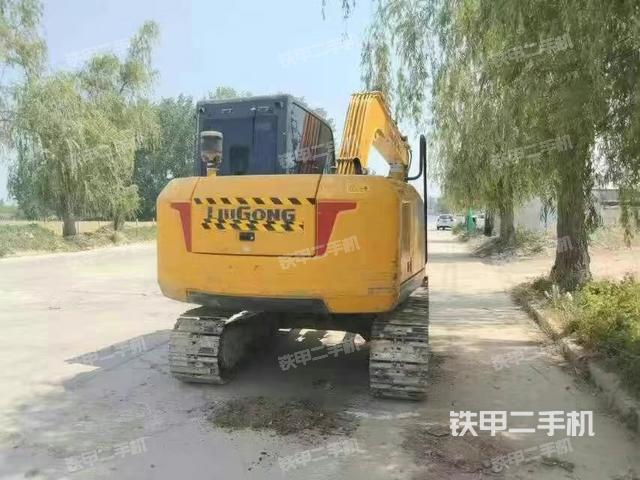 駕駛室頂部(整機(jī)外觀) 駕駛室頂部(整機(jī)外觀)