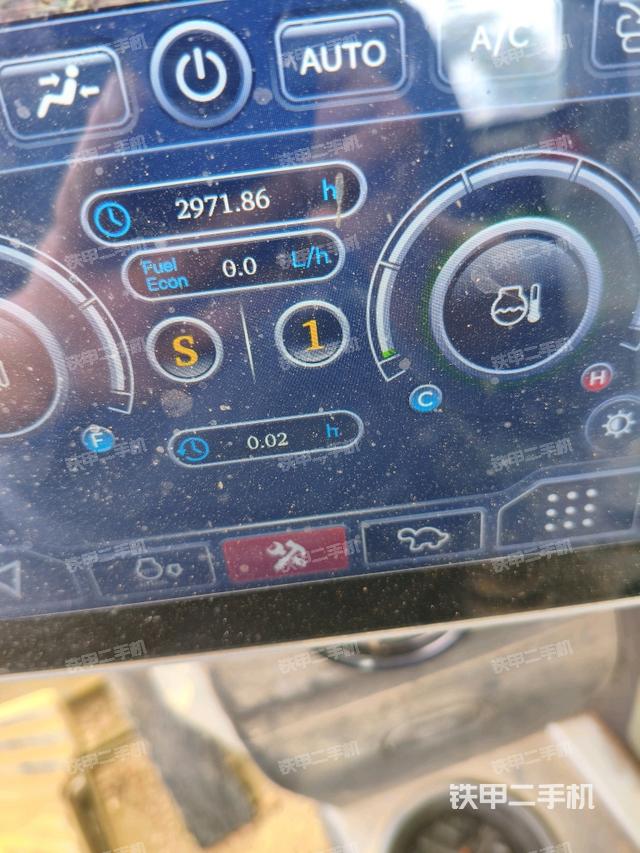 駕駛室整體(整機(jī)外觀) 駕駛室整體(整機(jī)外觀)