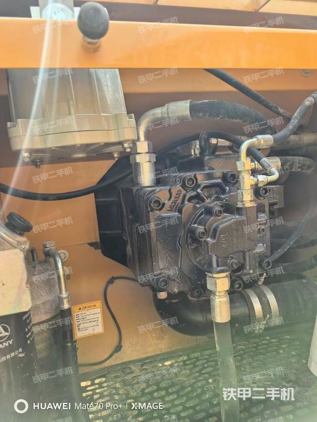 液壓泵艙室正面整體(整機外觀) 液壓泵艙室正面整體(整機外觀)