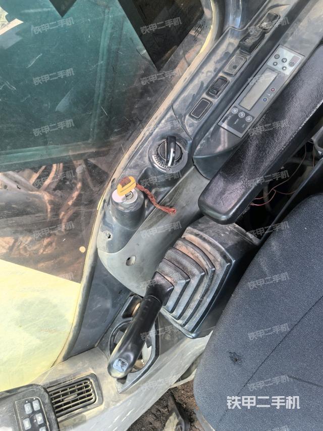 座椅右側(cè)控制臺(tái)/鑰匙門/油門/含右手柄(駕駛室部分) 座椅右側(cè)控制臺(tái)/鑰匙門/油門/含右手柄(駕駛室部分)