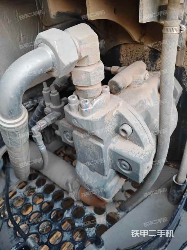 液壓泵艙室正面整體(整機外觀) 液壓泵艙室正面整體(整機外觀)
