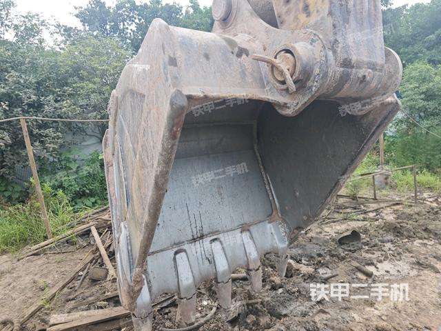 鏟斗右后整體(工作和回轉(zhuǎn)裝置) 鏟斗右后整體(工作和回轉(zhuǎn)裝置)