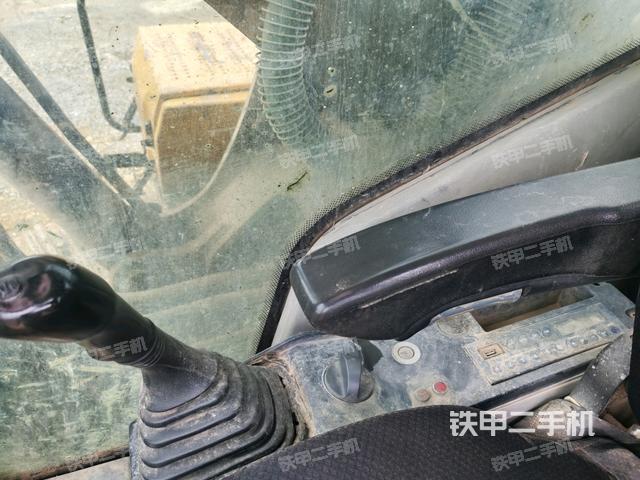 座椅右側(cè)控制臺/鑰匙門/油門/含右手柄(駕駛室部分) 座椅右側(cè)控制臺/鑰匙門/油門/含右手柄(駕駛室部分)
