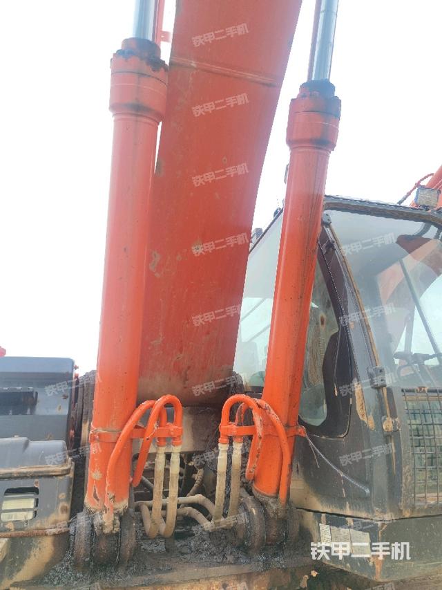 大臂油缸整体 竖拍（工作和回转装置）