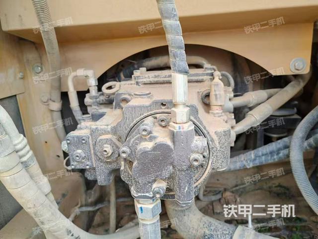 液壓泵艙室正面整體(整機(jī)外觀) 液壓泵艙室正面整體(整機(jī)外觀)