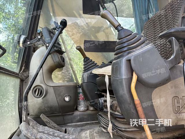 座椅右側(cè)控制臺/鑰匙門/油門/含右手柄(駕駛室部分) 座椅右側(cè)控制臺/鑰匙門/油門/含右手柄(駕駛室部分)