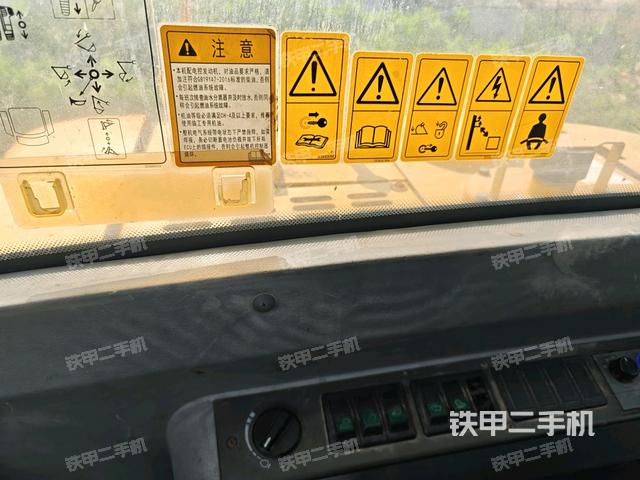 座椅右側(cè)控制臺/鑰匙門/油門/含右手柄(駕駛室部分) 座椅右側(cè)控制臺/鑰匙門/油門/含右手柄(駕駛室部分)