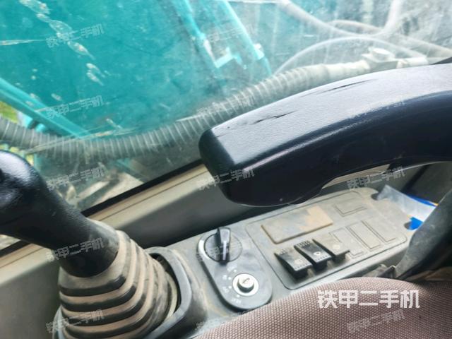 座椅右側(cè)控制臺/鑰匙門/油門/含右手柄(駕駛室部分) 座椅右側(cè)控制臺/鑰匙門/油門/含右手柄(駕駛室部分)