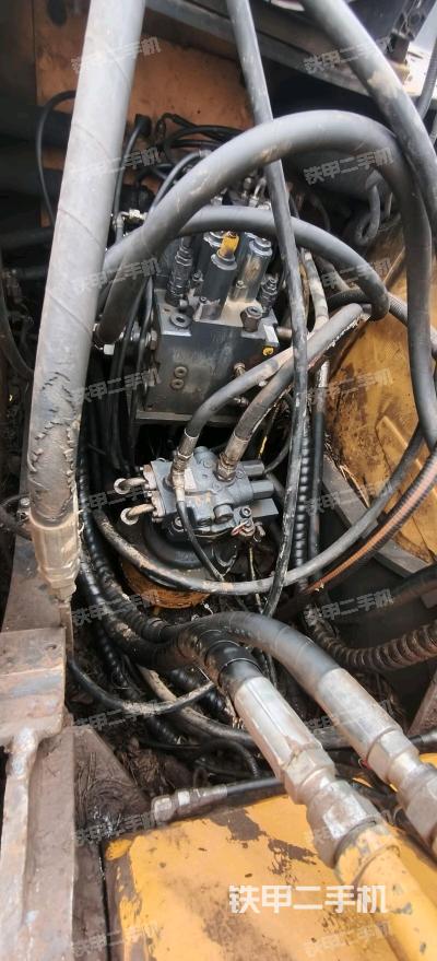 回轉馬達和主控閥(整機外觀) 回轉馬達和主控閥(整機外觀)