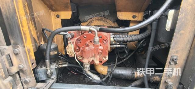 液壓泵艙室正面整體(整機外觀) 液壓泵艙室正面整體(整機外觀)