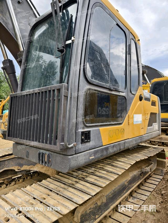 驾驶室整体(整机外观) 驾驶室整体(整机外观)