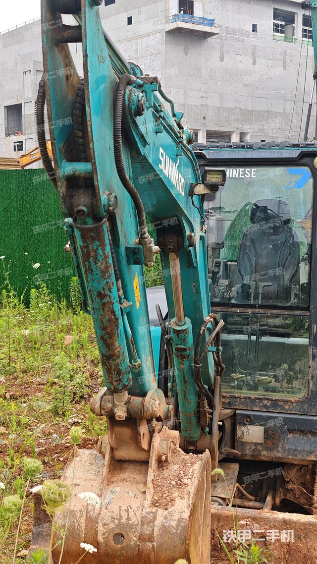 回转马达和主控阀（整机外观）