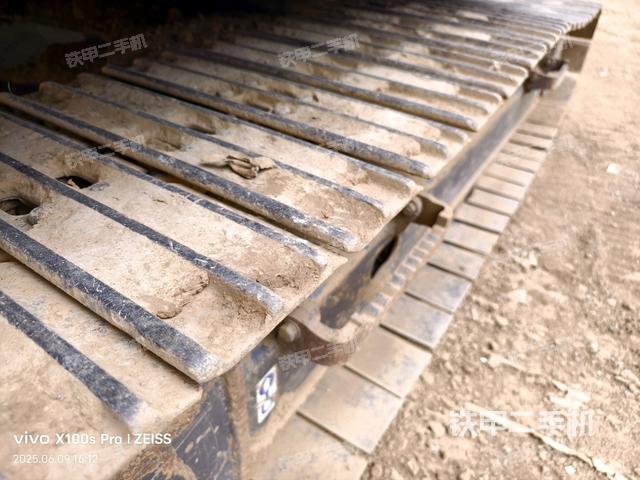 单侧履带整体(整机外观) 单侧履带整体(整机外观)