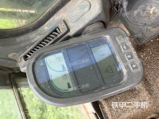 行走控制手柄和踏板?俯拍(駕駛室部分) 行走控制手柄和踏板?俯拍(駕駛室部分)