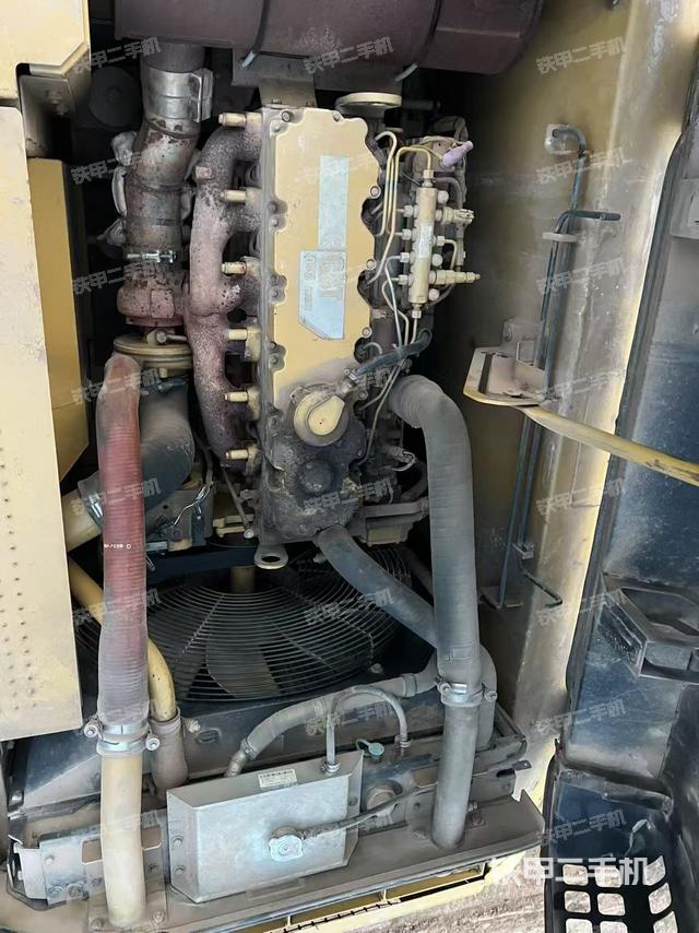 回转马达和主控阀(整机外观) 回转马达和主控阀(整机外观)