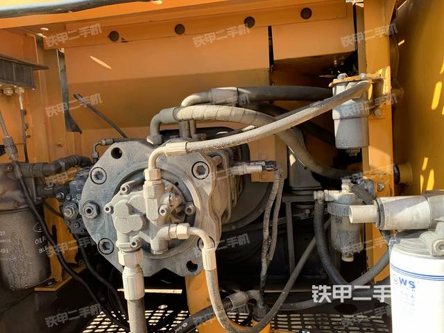 液壓泵艙室正面整體(整機(jī)外觀) 液壓泵艙室正面整體(整機(jī)外觀)