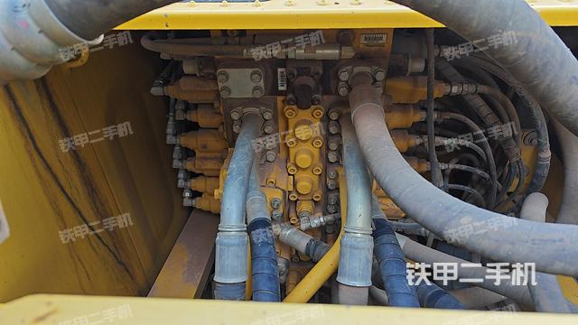 回转马达和主控阀（整机外观）