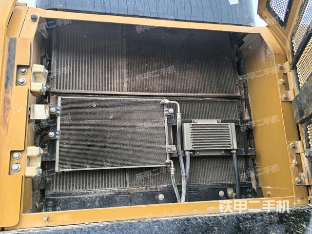 散熱器正面(大件艙室) 散熱器正面(大件艙室)