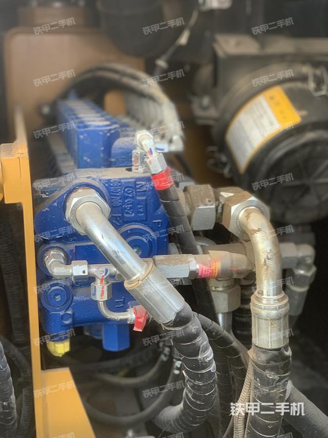 液压泵舱室正面整体（整机外观）