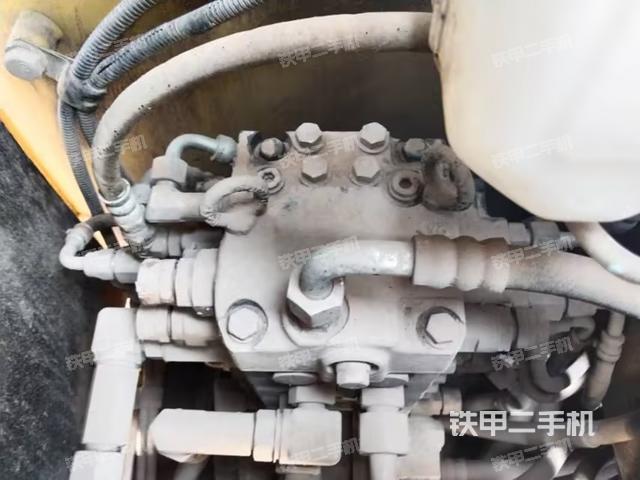 回转马达和主控阀(整机外观) 回转马达和主控阀(整机外观)