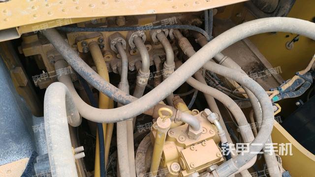 回转马达和主控阀(整机外观) 回转马达和主控阀(整机外观)