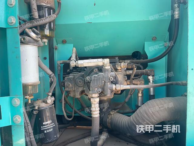 液壓泵艙室正面整體(整機外觀) 液壓泵艙室正面整體(整機外觀)