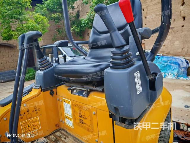 驾驶室顶部（整机外观）